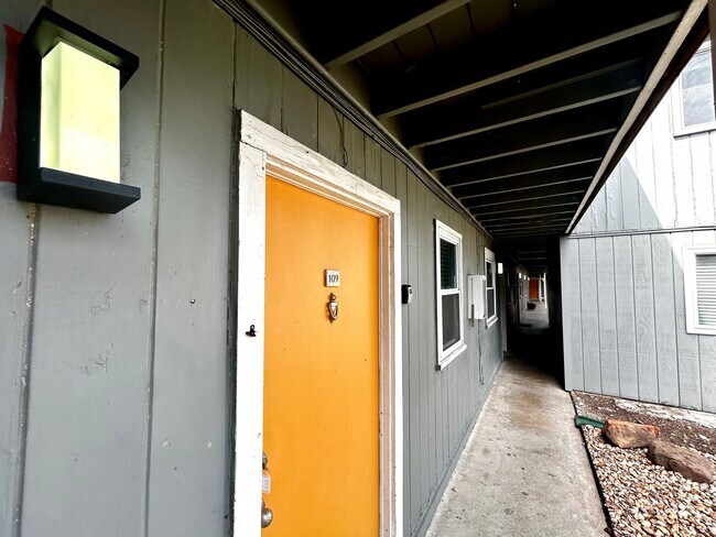 Building Photo - 2401 Manor Rd Unit 109 Rental