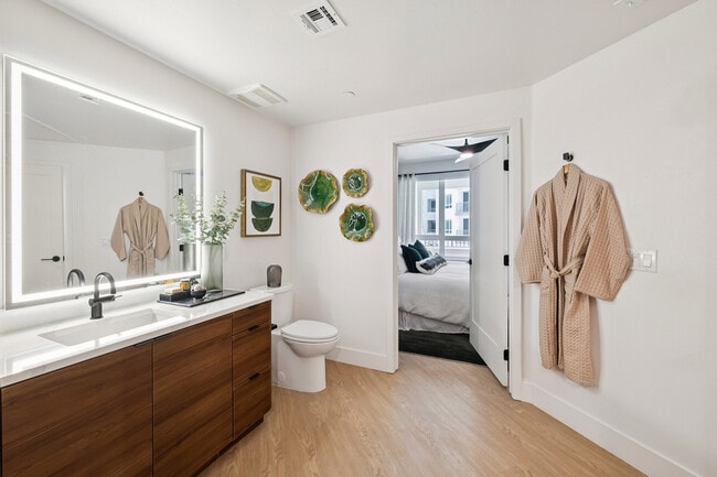 Tocador de madera cálido con diseño de baño único. - AMLI Aero