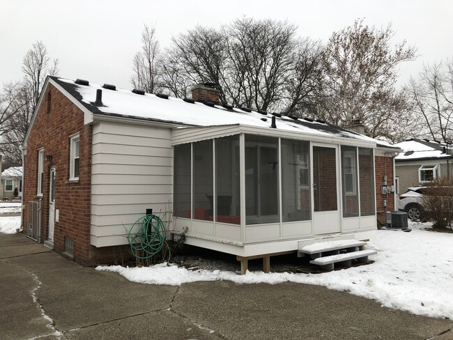 Screen porch - 9628 Shadyside St