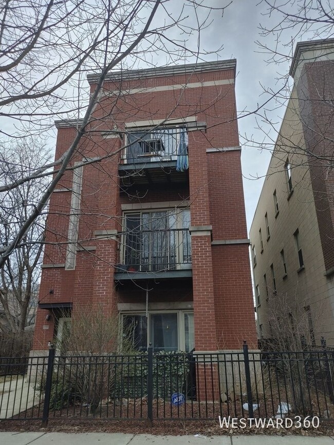 Building Photo - 1121 W Washburne Ave Unit 301