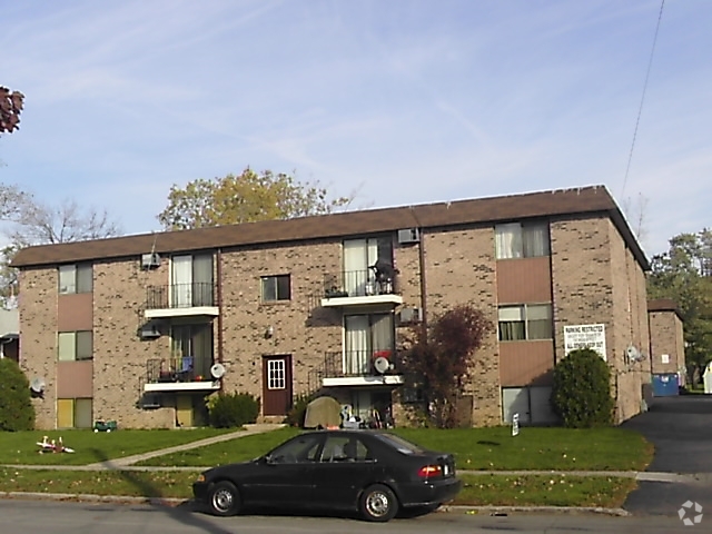 Building Photo - Robert Drive Apartments