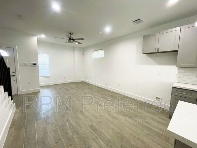 Photo - 999 Marjorie St