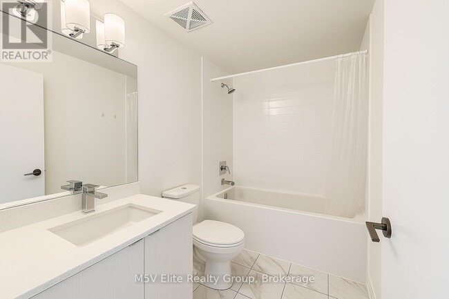 Photo - 859 The Queensway Unité 205