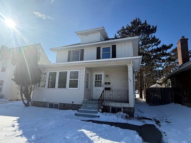 Building Photo - Duluth MN 6-Bedroom - 2-Bath - 2-Car Garage