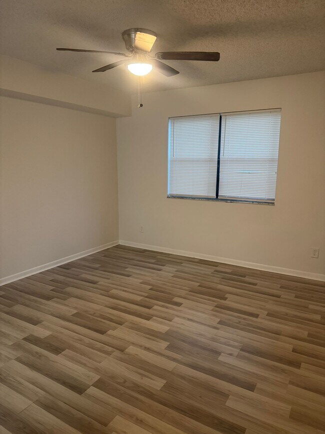 Photo - 560 S Park Rd