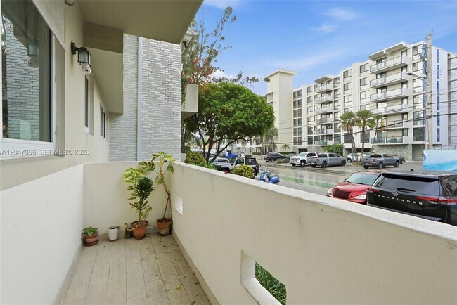 9881 W Bay Harbor Dr Unidad 2