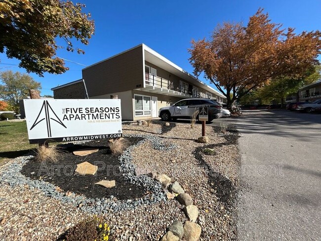 Building Photo - 1416 Oakland Rd NE