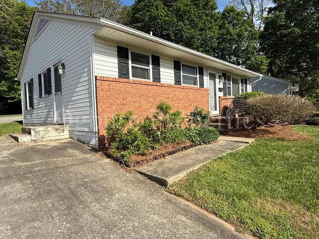 Building Photo - 651 S Sunset Dr