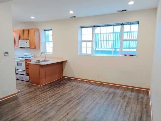 Building Photo - 601 N Milwaukee Ave Unit C