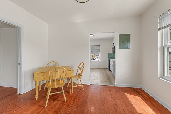 Photo - 1008 E Strawbridge Ave