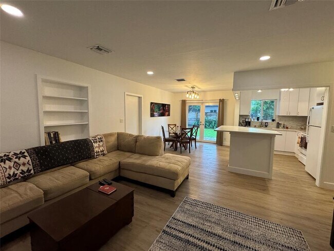 Photo - 718 NE 5th Ave