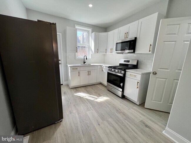 Photo - 5744 Delancey St