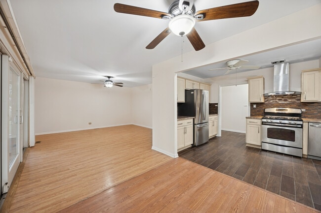 Photo - 21W225 Coronet Rd