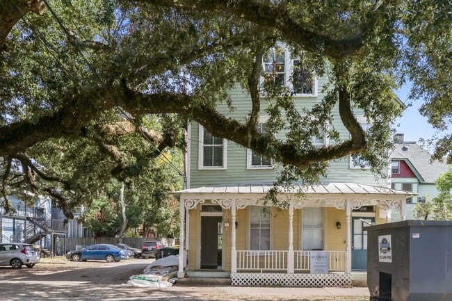 Building Photo - Restored Victorian Duplex | 3BR/2BA in Downtown Savannah Near Forsyth Park