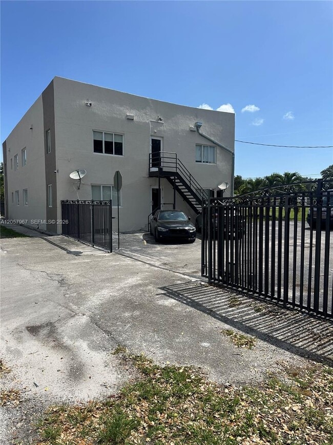 2500 NE 192 St Unit 6