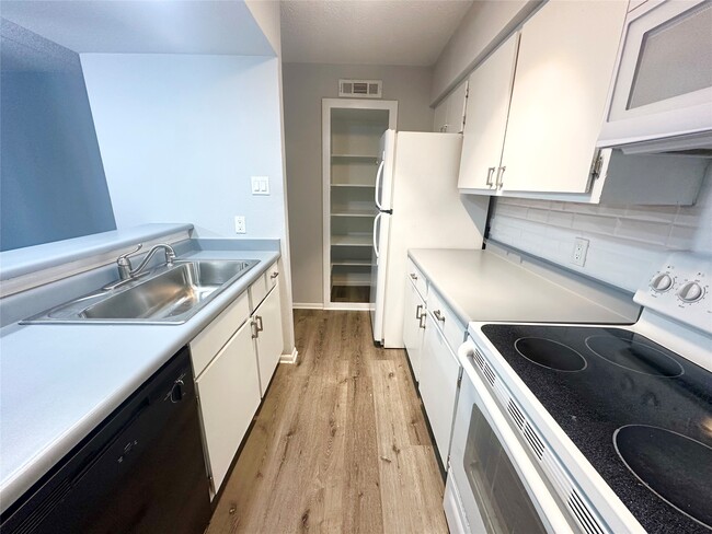 Building Photo - 1900 Bay Area Blvd Unit 102