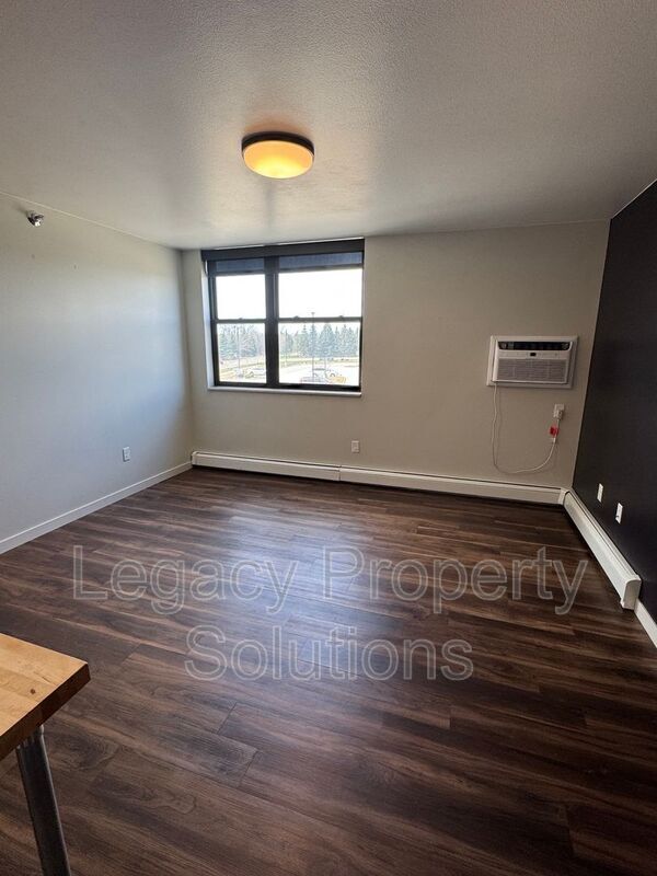 Photo - 202 E Greenfield Ln