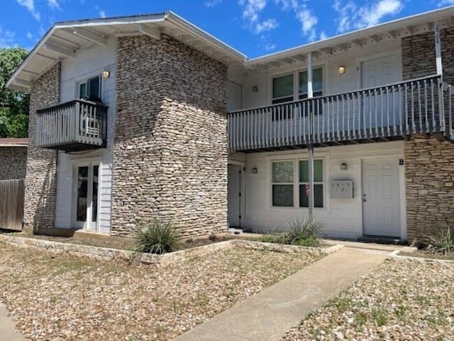 Building Photo - 2504 Manor Cir Rental
