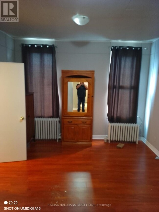 Photo - 26 Simcoe St N