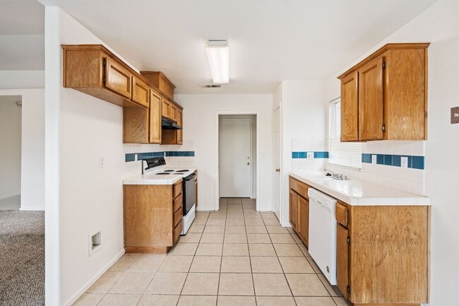 Photo - Great Open Floor Plan 3 Bedroom & 2 Bath