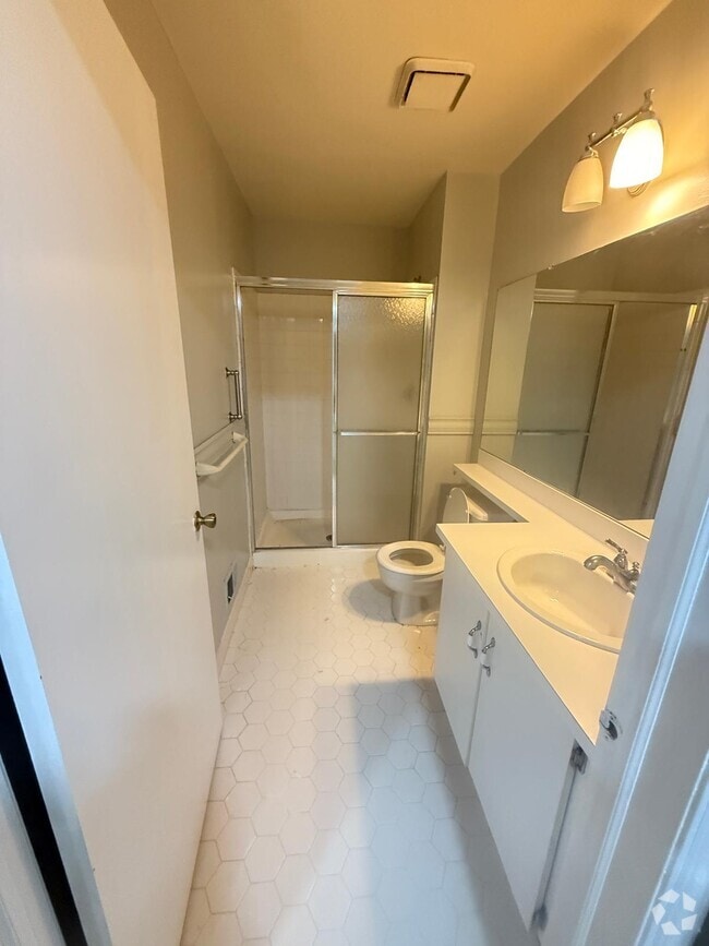 Building Photo - 8 Chamberlin Ct Rental