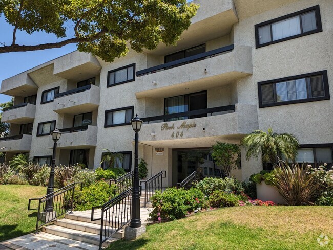 Building Front - Maple Drive Apartments