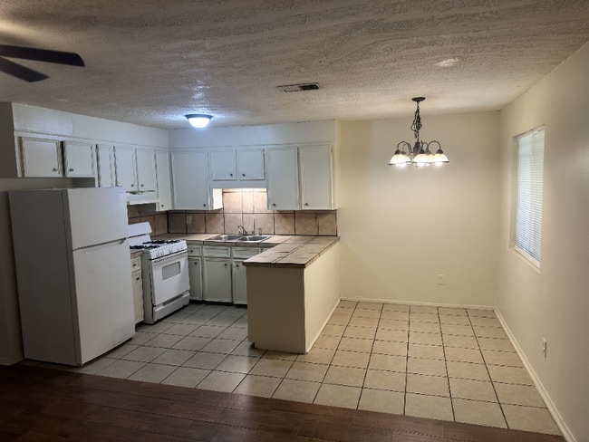 Photo - 106 E Woodcrest Dr