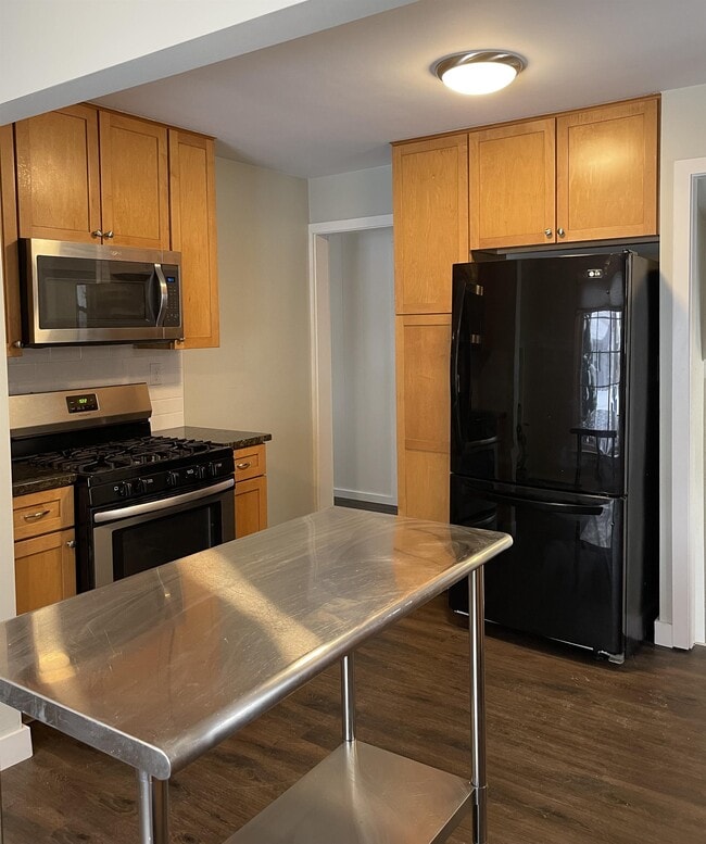 Building Photo - 610 Parkside Dr