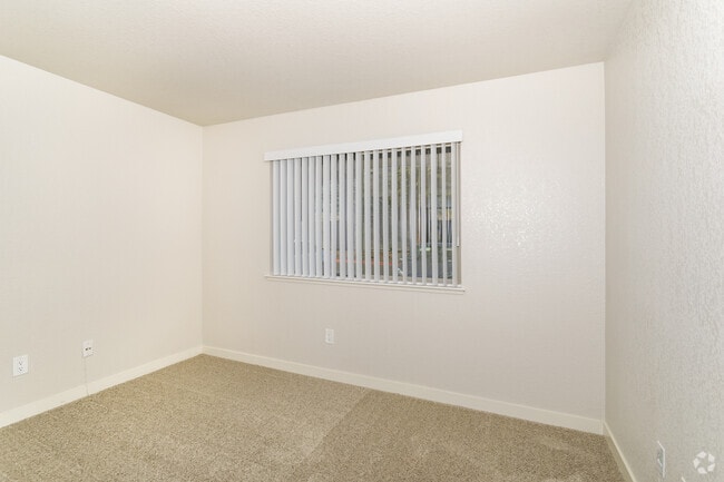 2BR, 1BA - 875 SF
