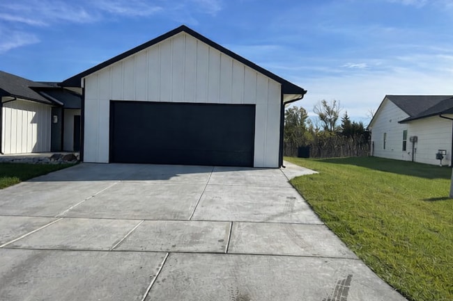 Building Photo - 5140/42 Chase Cir Unit 5142 Chase