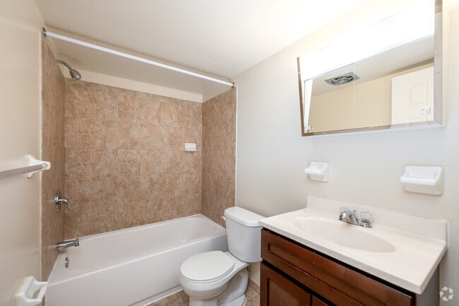 2BR, 1BA – 828SF - Bathroom