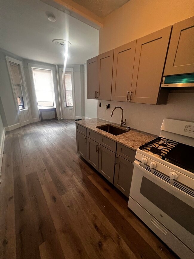 Photo - 46 49th St