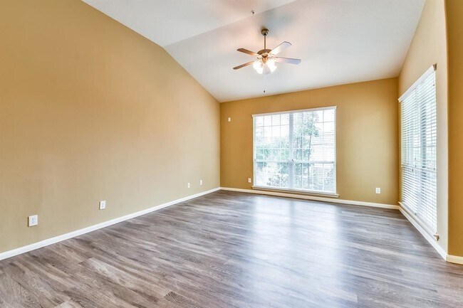 Building Photo - 6607 Lake Woodlands Dr Unit 218.1 Rental