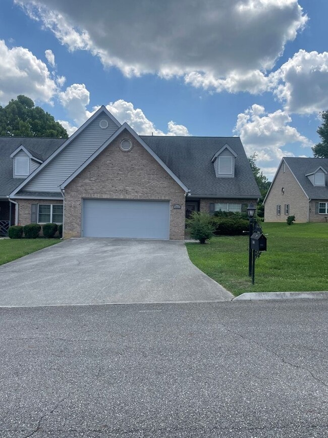Building Photo - Knoxville 37917 - 2 bedroom, 2 bath condo - Call Lisa Vineyard or Shannon Russell 865-216-9334