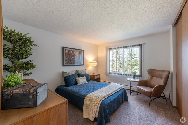 1BR, 1BA - 670SF - Bedroom