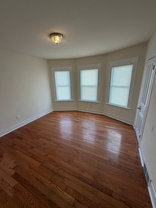 1024-1026-1026 Noble Ave Unit 1026 2nd Left