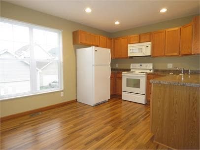 Photo - 3bd 2ba 2car garage town home $2295/mo+ ut...