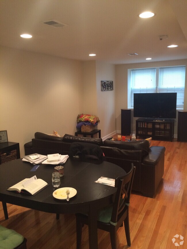Building Photo - 1659 N Halsted St Unit Garden Rental