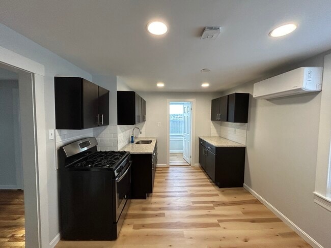 Building Photo - 11 Groton Pl Unit 2