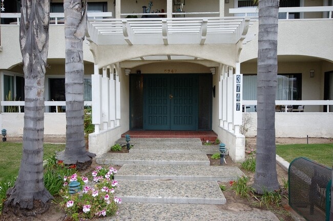 Building Photo - Pacific Beach Condo in Gated Community