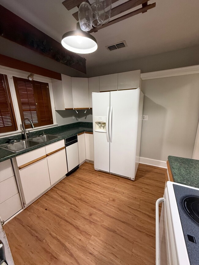 Photo - 3914 Herschel St