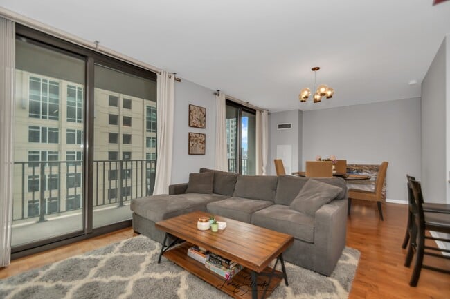 Spacious living room overlooking balcony with southern exposure - 635 N Dearborn St Unit 1004