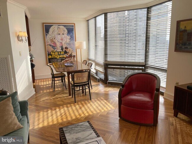 Building Photo - 2020 Walnut St Unit 21L