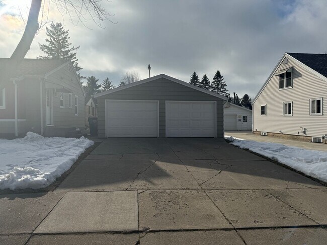 Photo - Beautiful 3 Bedroom 1 Bath Ranch Style Sin... House