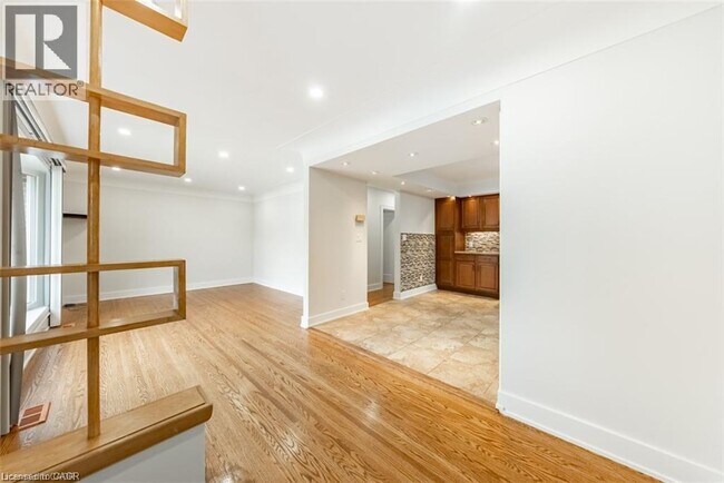 Photo - 172 Fennell Ave E