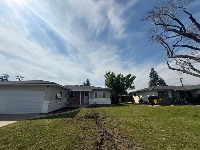 Building Photo - 3 bedrooms, 2-bathroom home with pool in Visalia, CA!