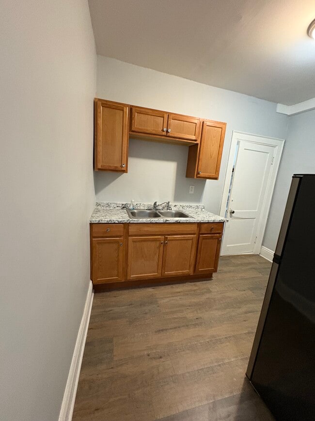 Kitchen - 424 W Washington St Unit 2