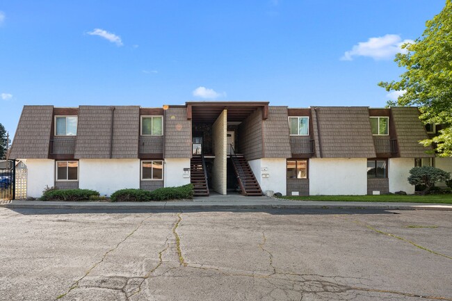 Building Photo - 1716 N Pettet Dr Rental