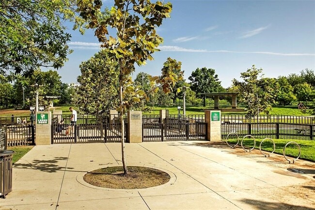 Building Photo - 934 E Heights Hollow Ln