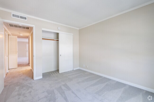 Sycamore South - Hall Bedroom